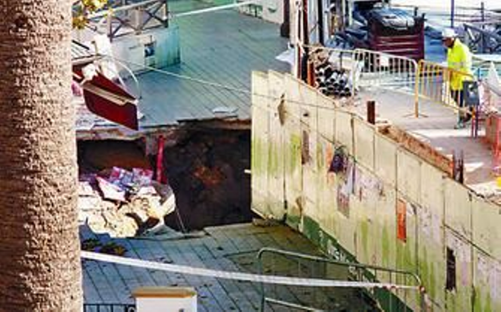 Una excavadora trabaja junto al muro perimetral de la estación Puerta de Jerez, ayer.
