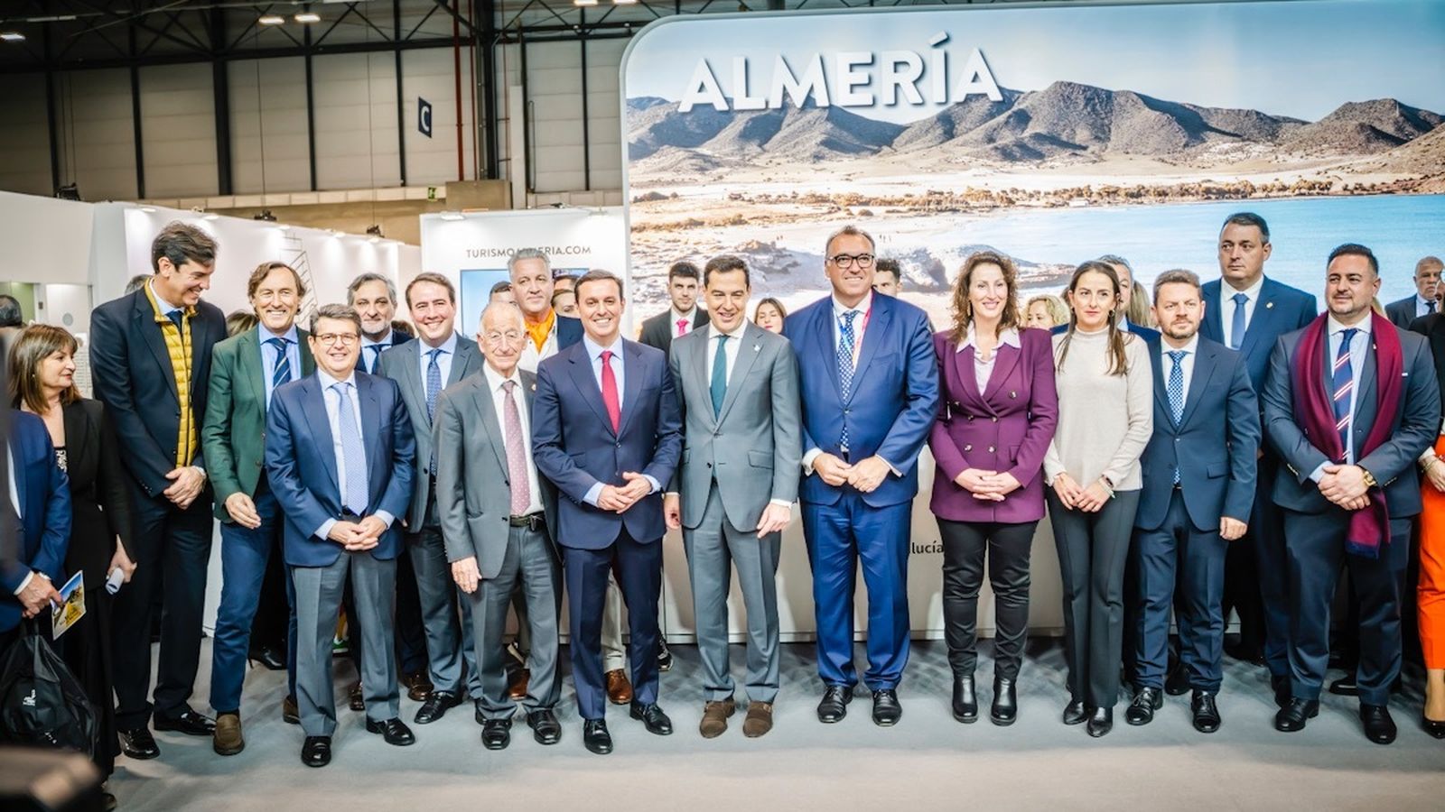 Foto de familia de distintos responsables institucionales de la provincia de Almería.