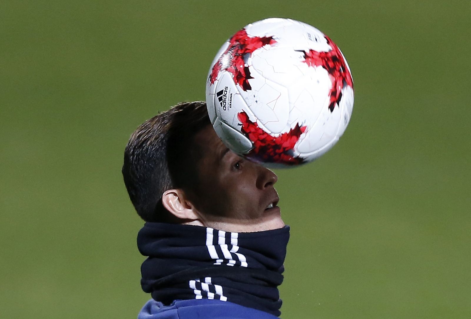 Cristiano Ronaldo controla el balón de cabeza en el entrenamiento en Yokohama.
