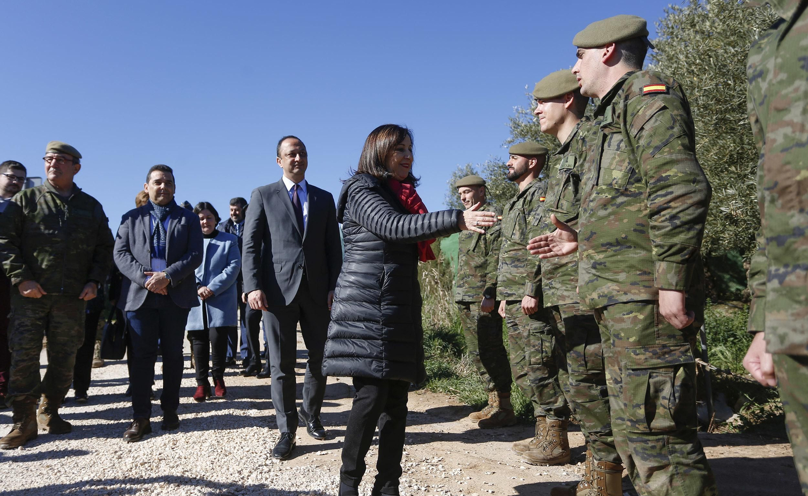 La visita de la ministra de Defensa a los puentes de Casariche y El Rubio, en imágenes