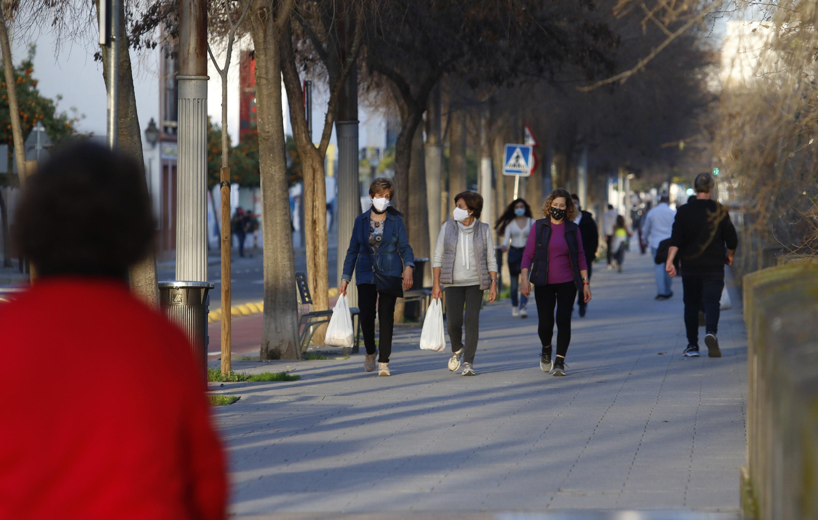 Varias personas caminan por Córdoba.