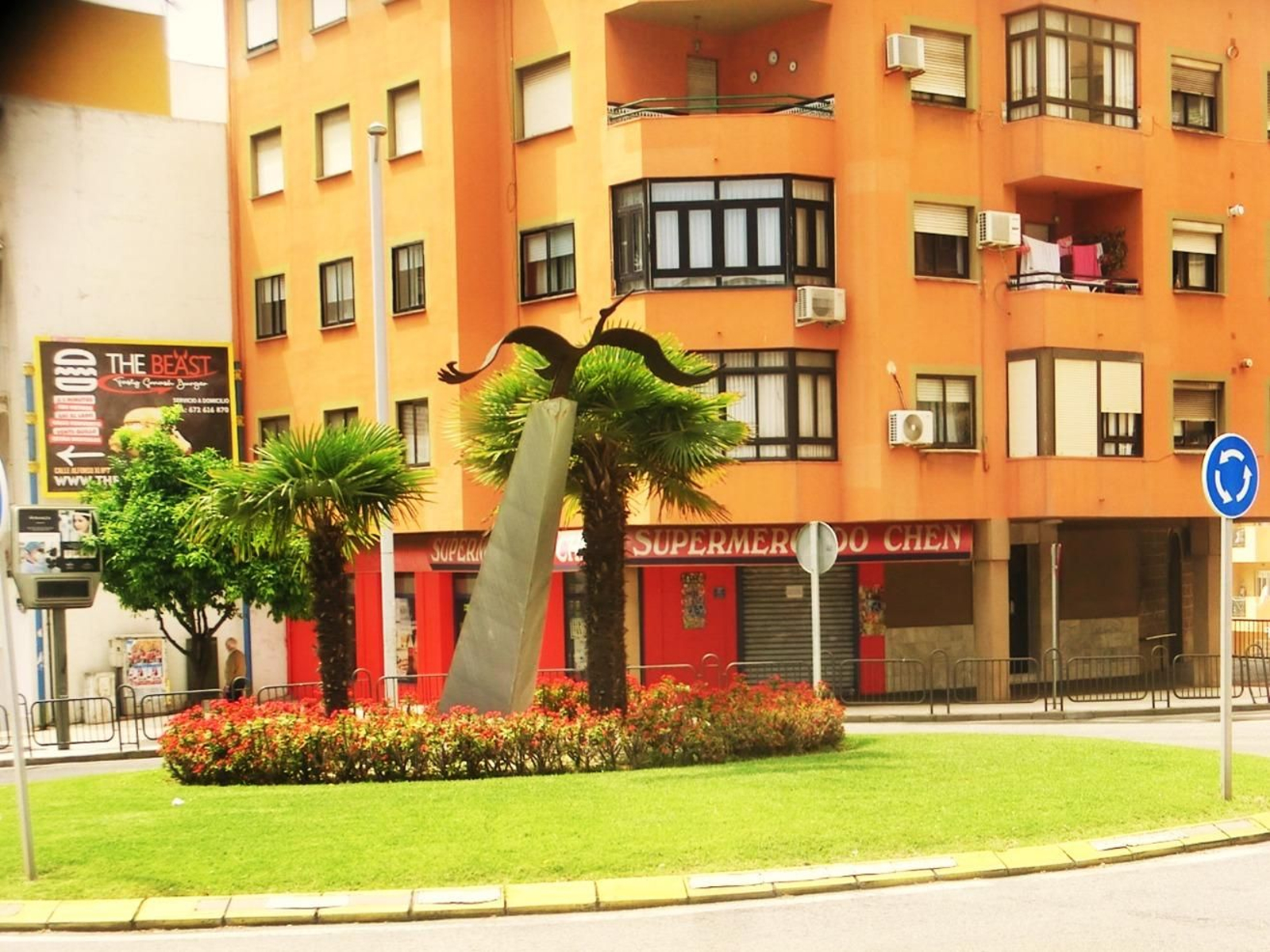 Rotonda decorada con la figura de una cigüeña.