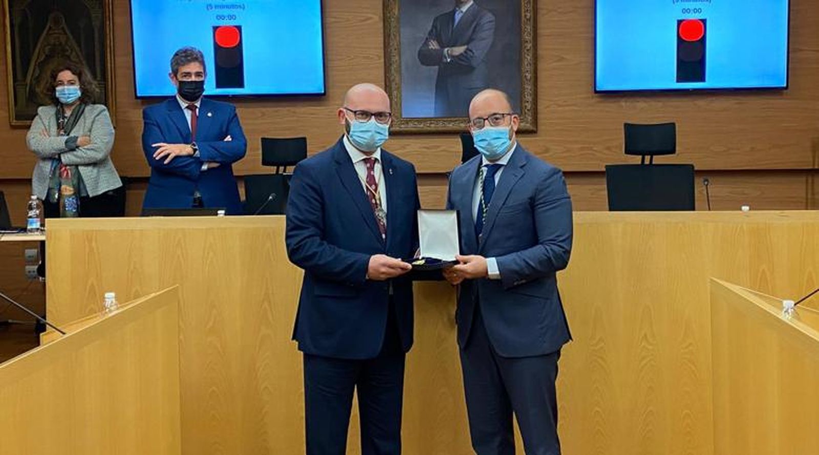 El hermano mayor de la Archicofradía de los Milagros, recibiendo la Medalla de Oro de la ciudad de manos del alcalde.