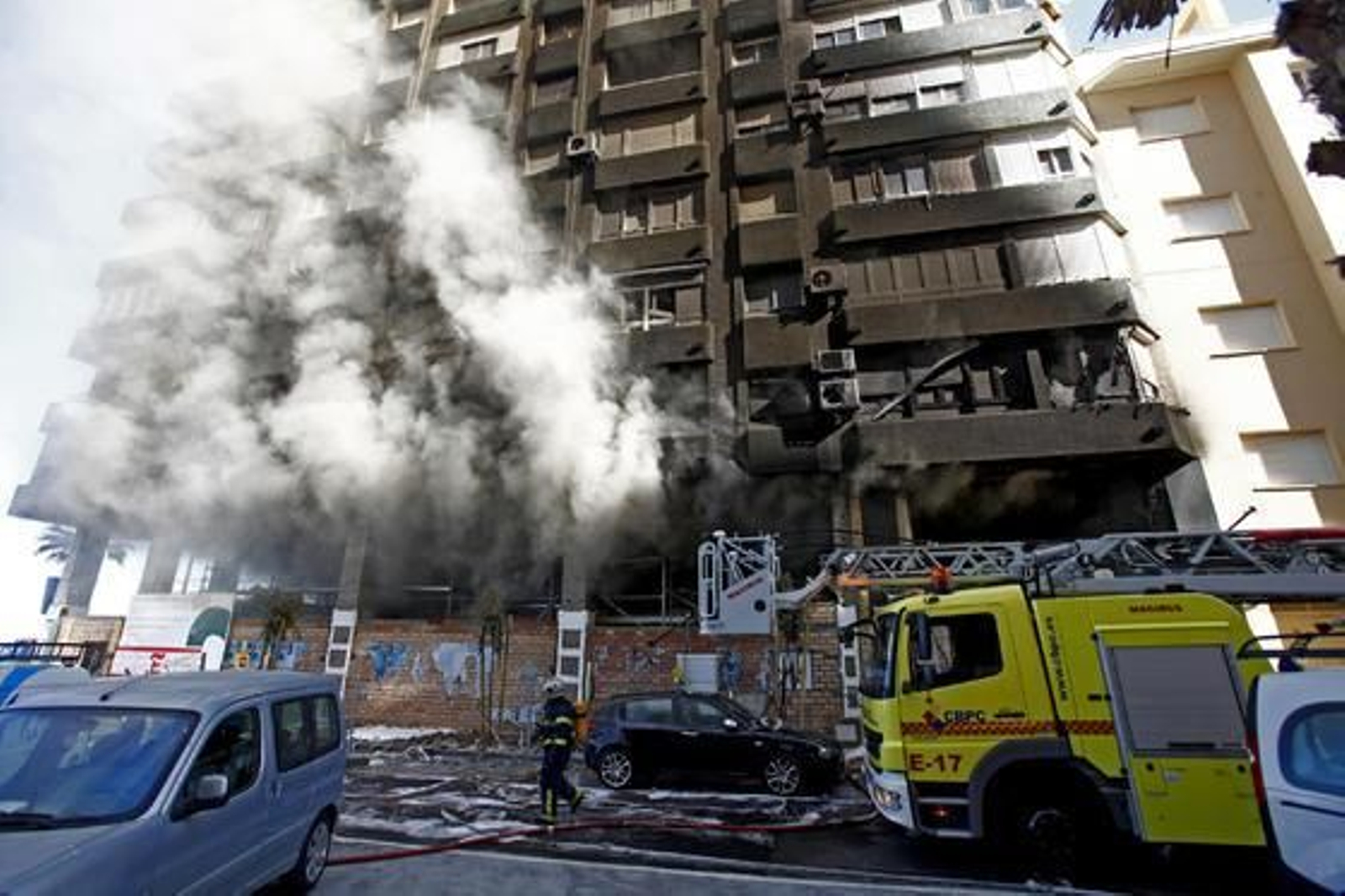 Espectacular incendio en un edificio de la calle Brasil. /Jesús Marín