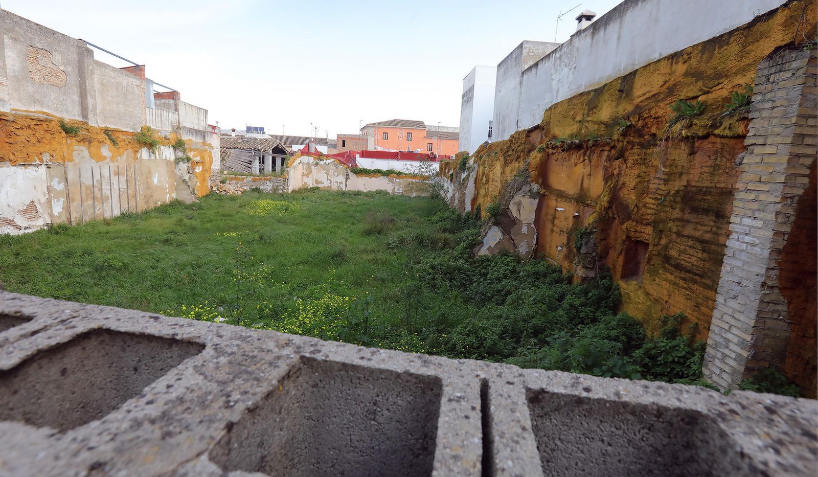 Una finca abandonada en el barrio de San Miguel que ha sido expropiada y vendida por el Ayuntamiento.