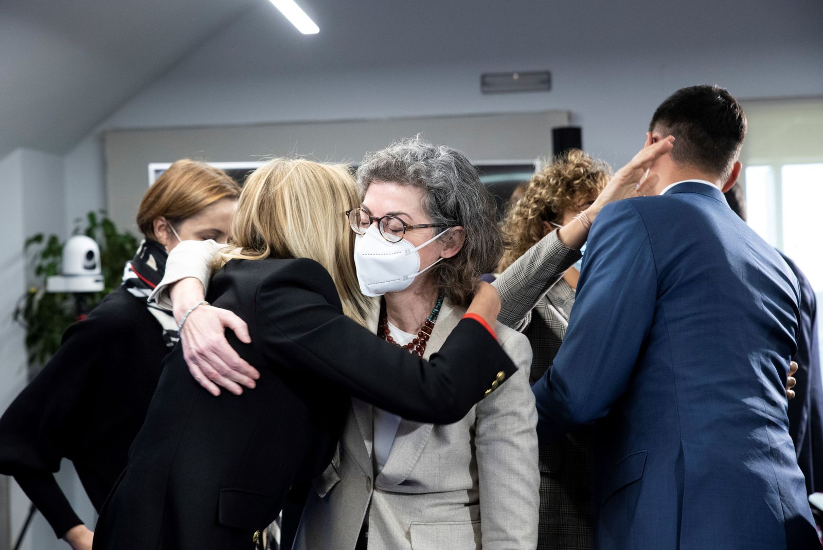 La eurodiputada Maite Pagazaurtundúa abraza a la presidenta de la delegación de los eurodiputados que ha visitado España para abordar los crímenes sin resolver de ETA, la francesa Agnés Evrenasiten.