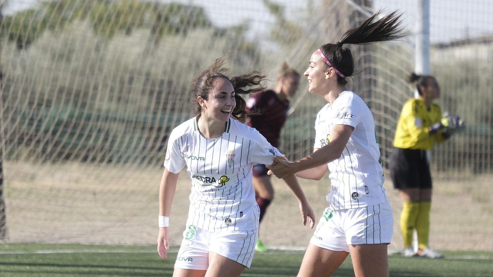 Ana Ocón celebra el tanto ante el Dux Logroño.