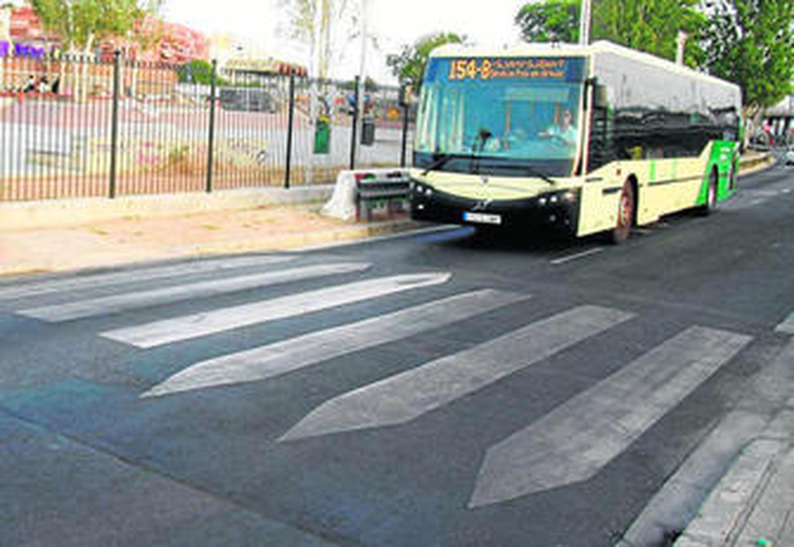 Una imagen de archivo de un autobús procedente del Aljarafe a punto de entrar en la estación Plaza de Armas.