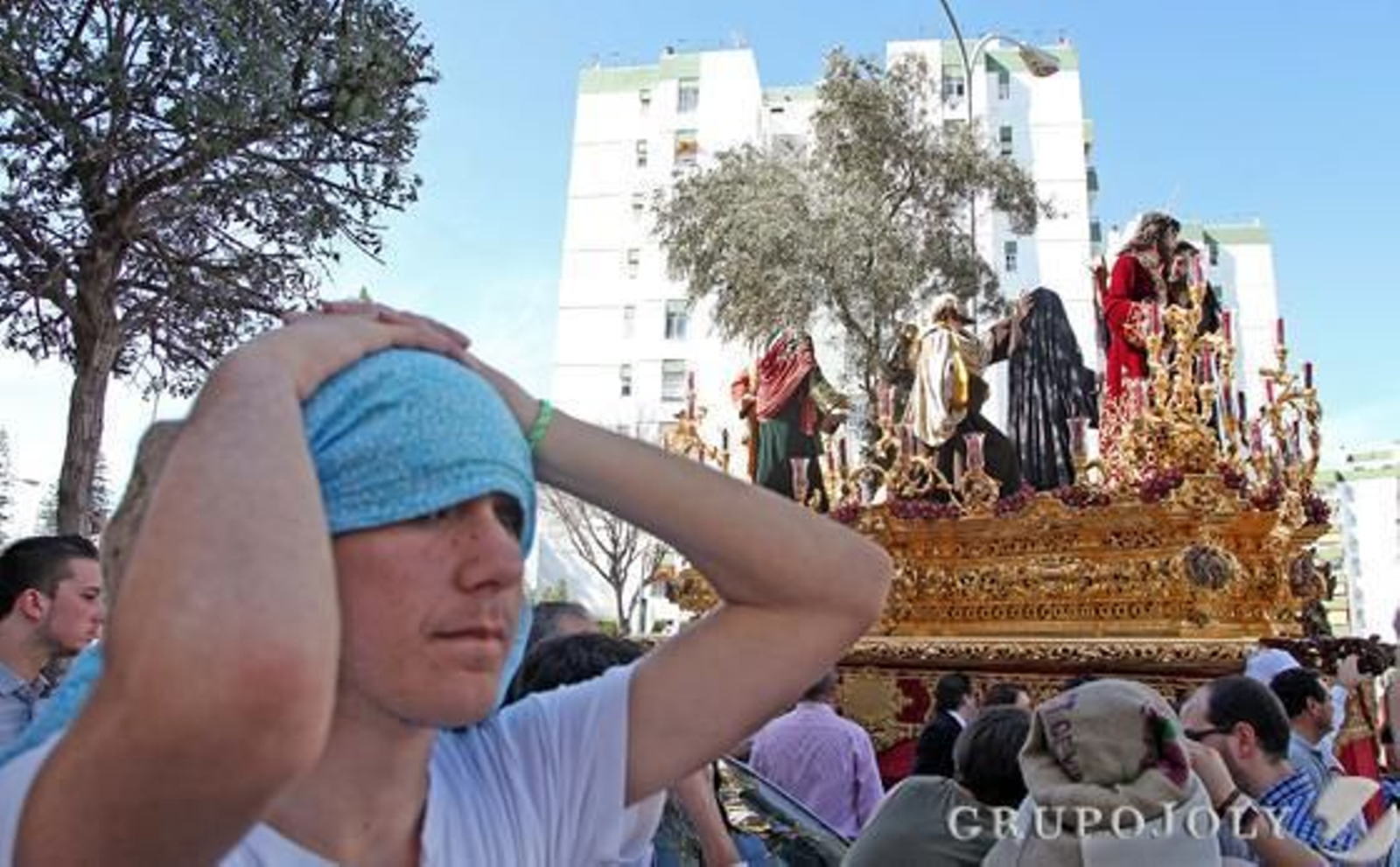 Un costalero del Santísimo Cristo de la Clemencia mira al infinito mientras el paso de misterio se planta ante el Polígono de San Benito.

Foto: Vanesa Lobo
