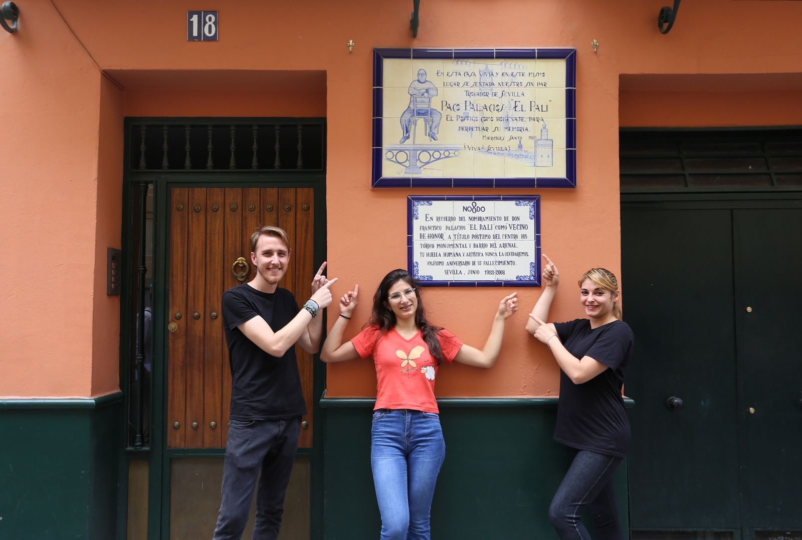 De izquierda a derecha, Jesús Antúnez, Carmen Jaraquemada y Charo Domínguez, vecinos de la casa del Pali.