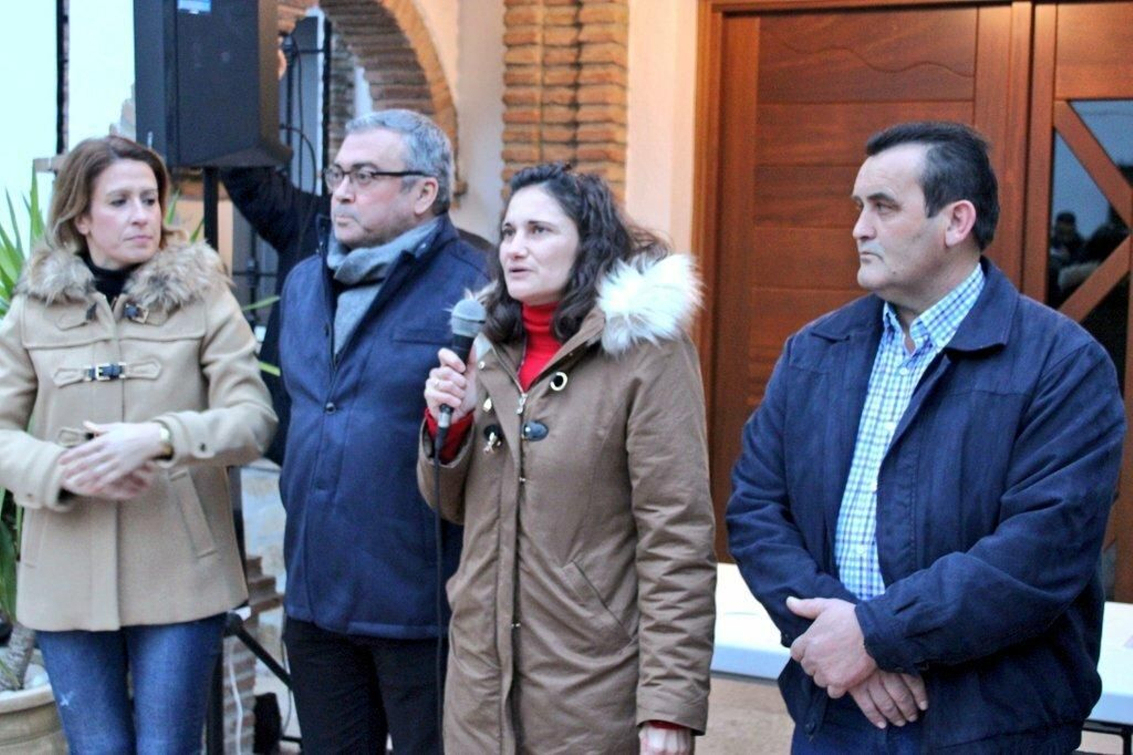 La alcaldesa socialista, Ágata González, en la concentración junto al Ayuntamiento de Alcaucín
