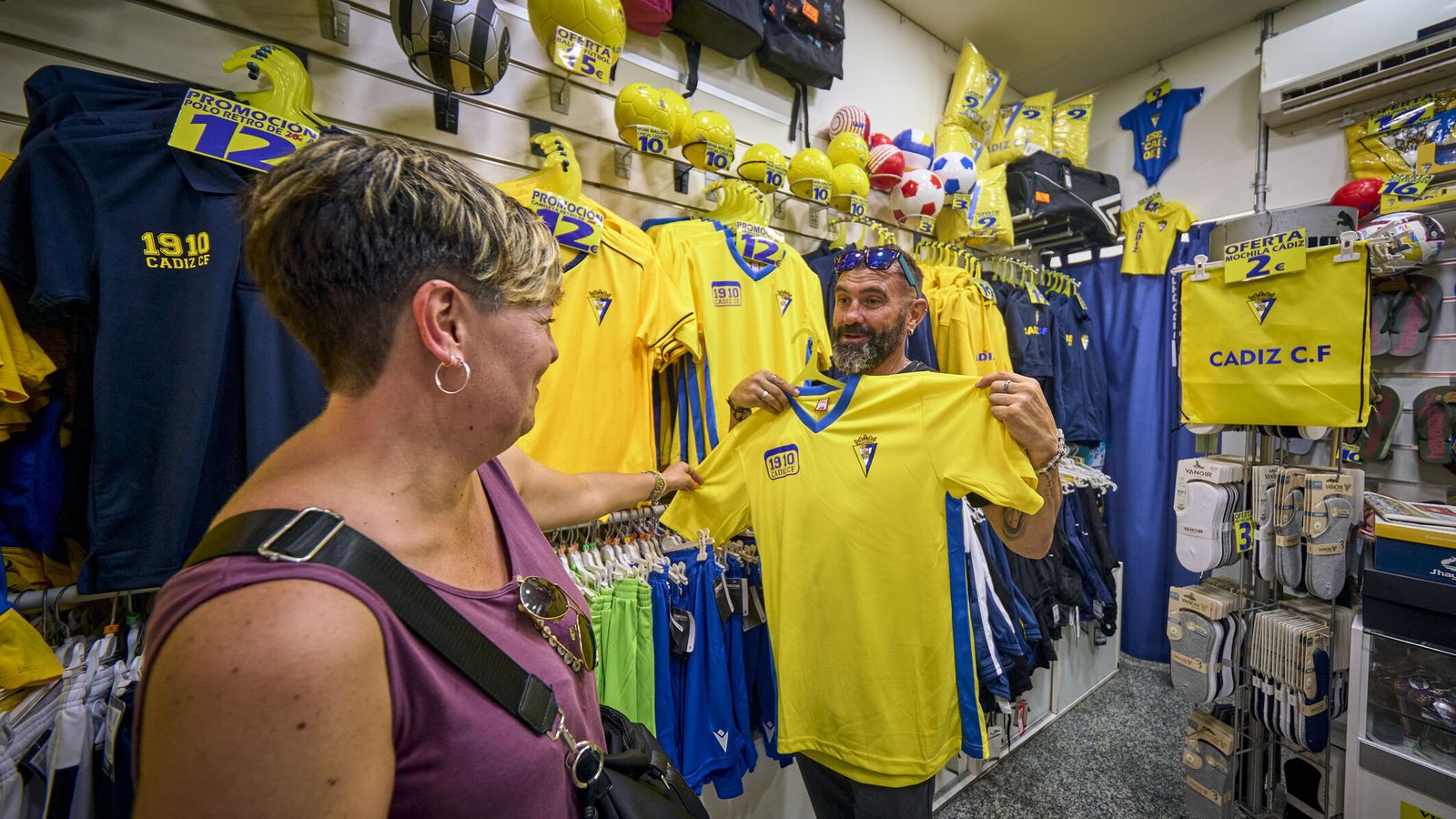 La venta de productos oficiales del Cádiz C.F. es una de las grandes bazas de Calzados Bernal.