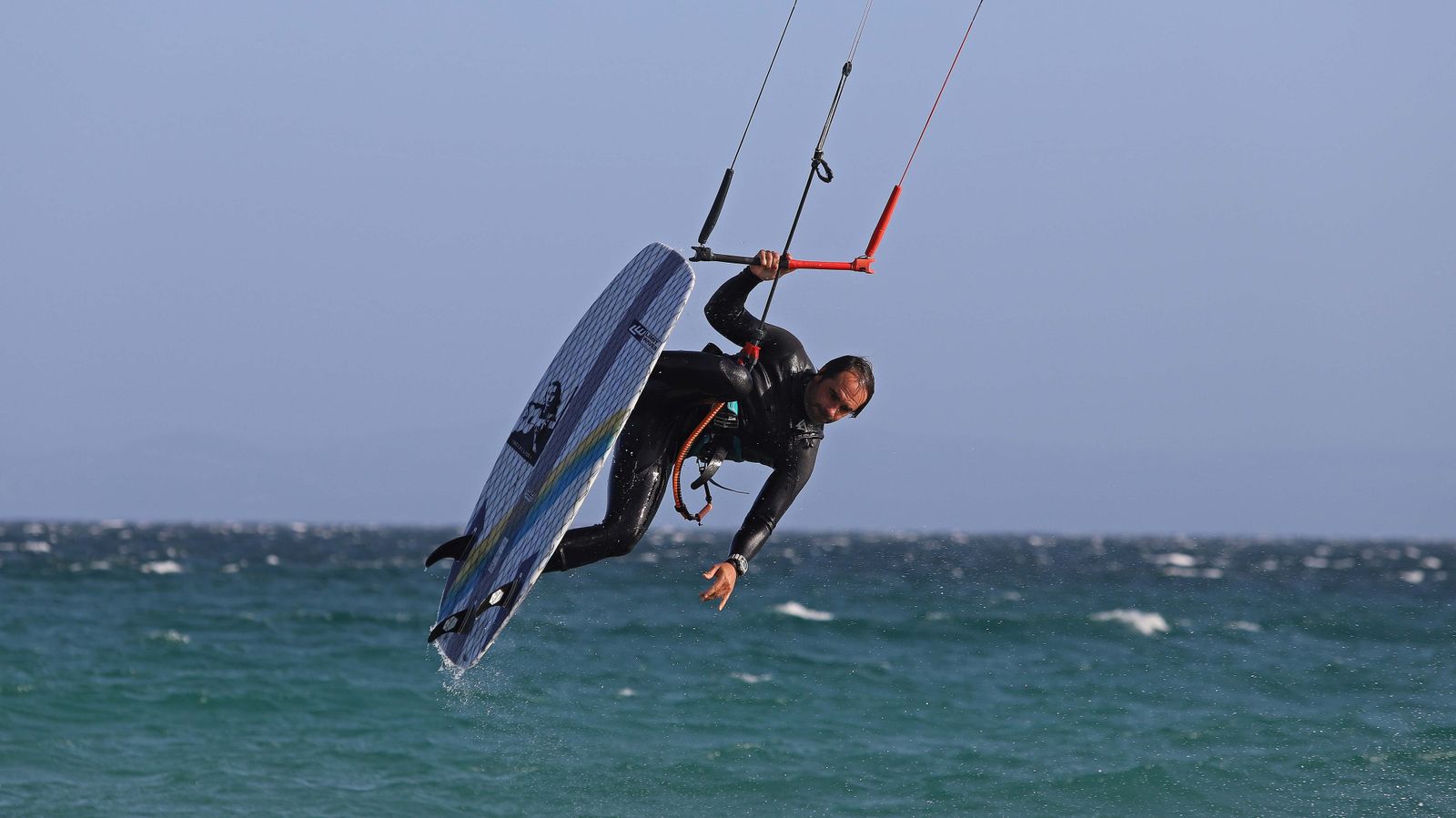 Fonsy Delgado rinde homenaje a Paco de Lucía en las playas de Tarifa