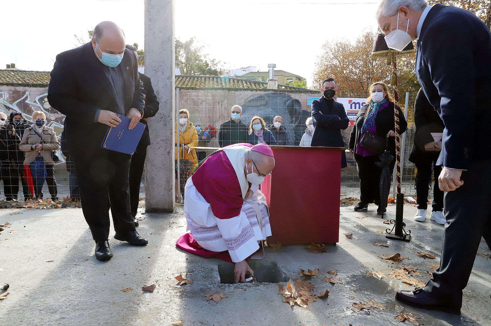 El Obispo de Huelva, Santiago Gómez, coloca la primera piedra de la nueva parroquia de Cristo Sacerdote, en imágenes