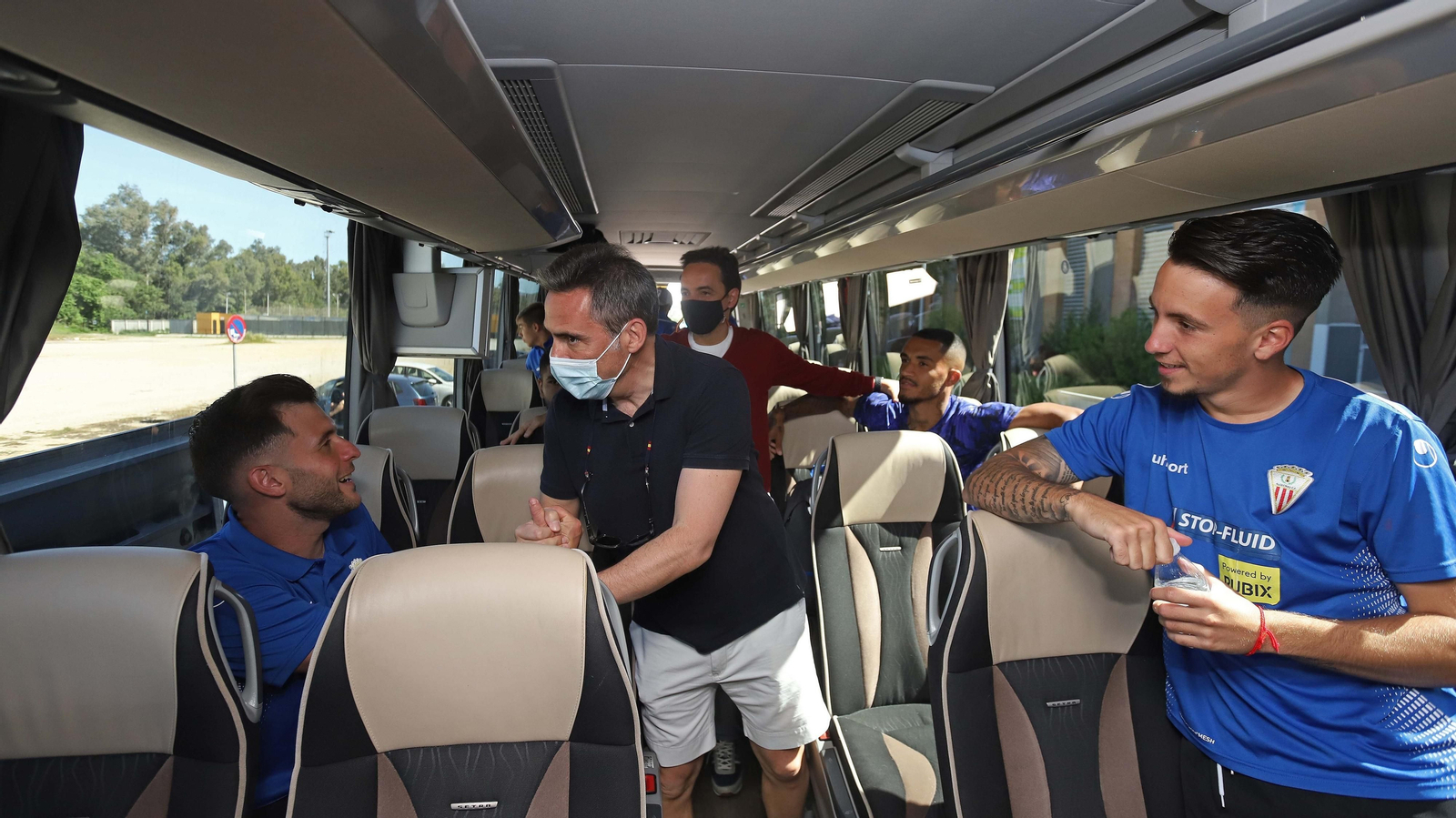 Fotos de la salida del Algeciras al playoff de ascenso de Extremadura