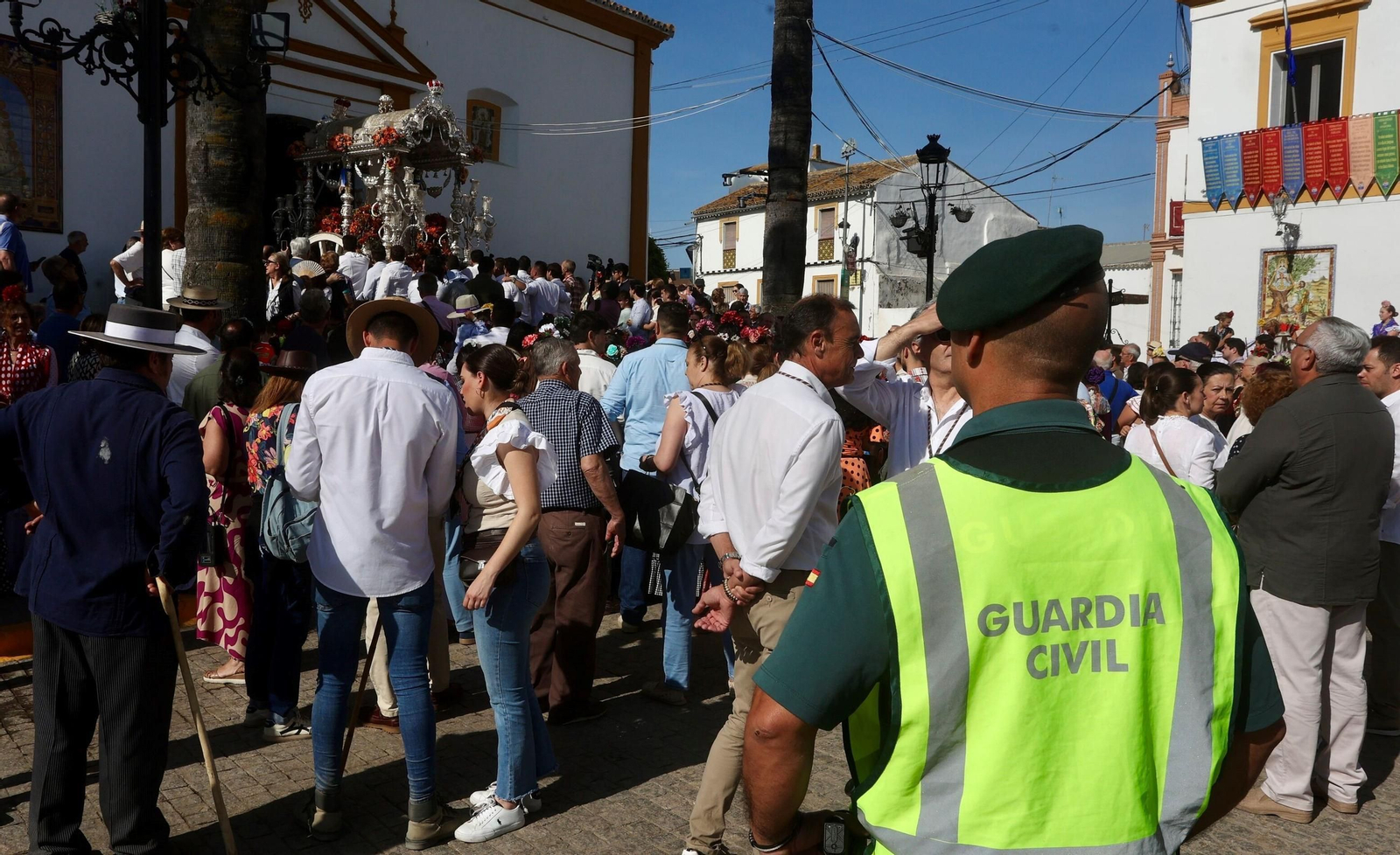 Un guardia civil vigila la presentación de La Algaba en Villamanrique.