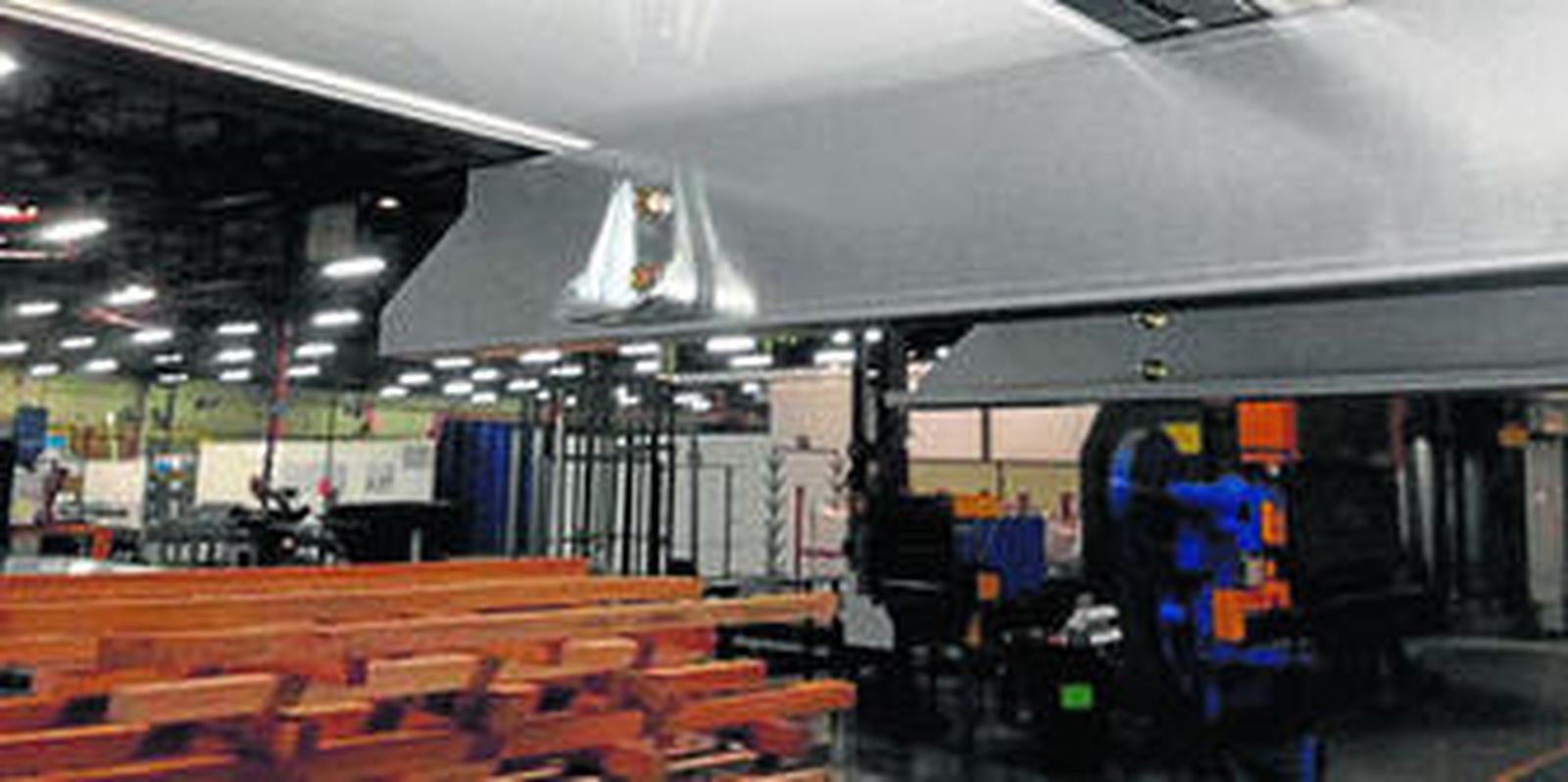 En la imagen superior, camiones equipados con el dispositivo SDR de Systems Drag Reduction, colocado en la parte trasera superior del vehículo; en la de abajo, detalle del carenado inferior desarrollado por Liderkit Group.