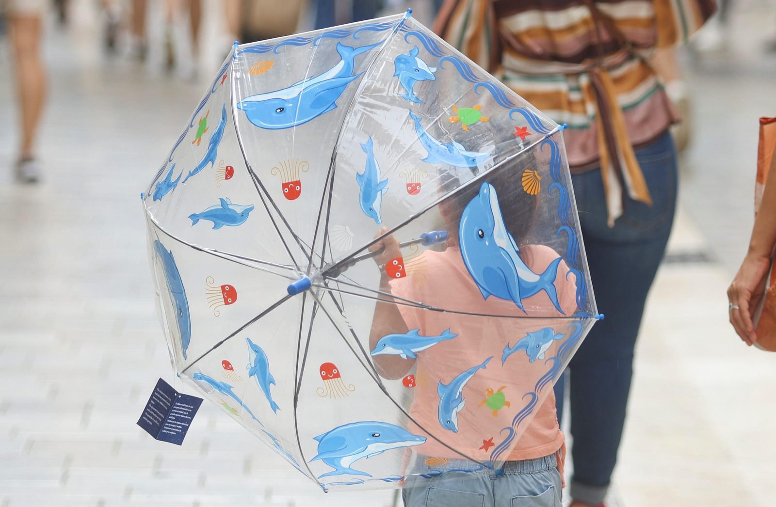 Una menor pasea con su paraguas en Málaga