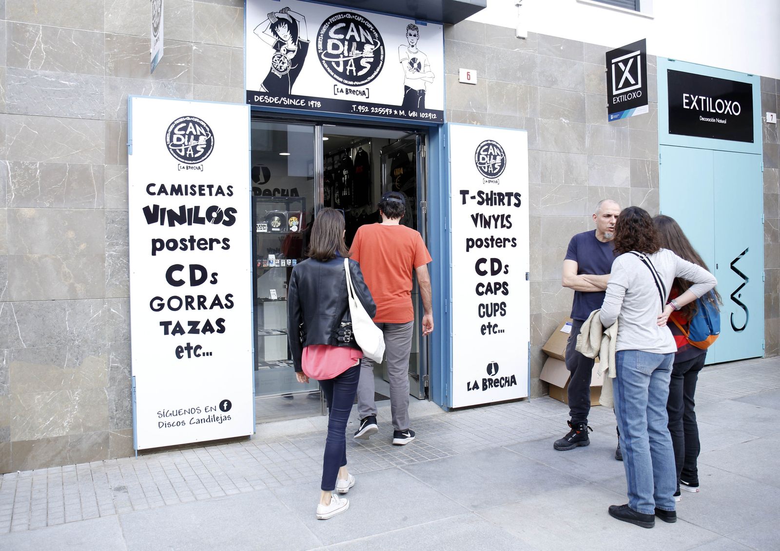 Los primeros clientes de la nueva Candilejas entran en el establecimiento, ayer, en La Brecha.