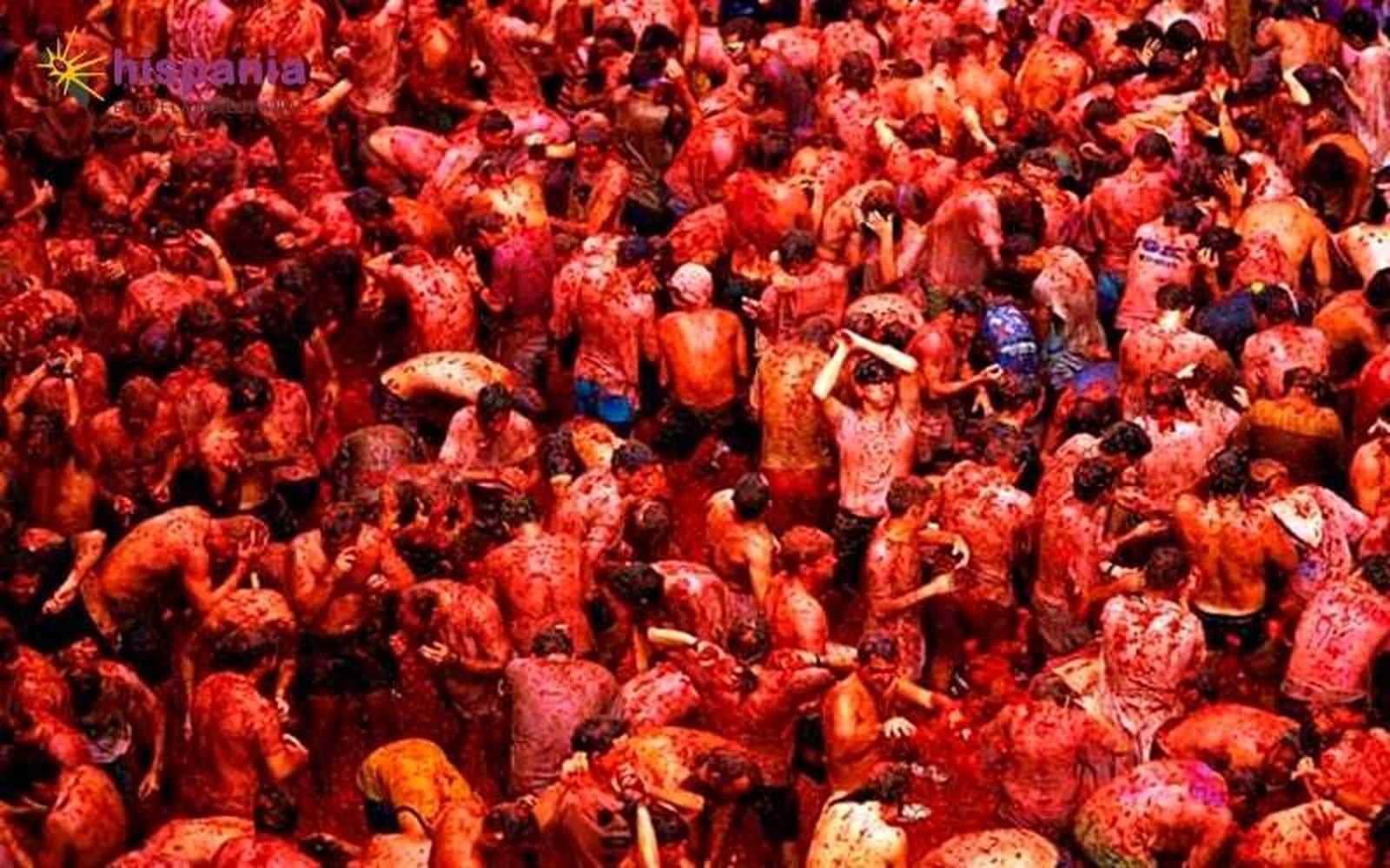 Si oye 'felices fiestas' puede ser una referencia a la fiestas de la patrona del pueblo, la tomatina o la de los moros y cristianos.