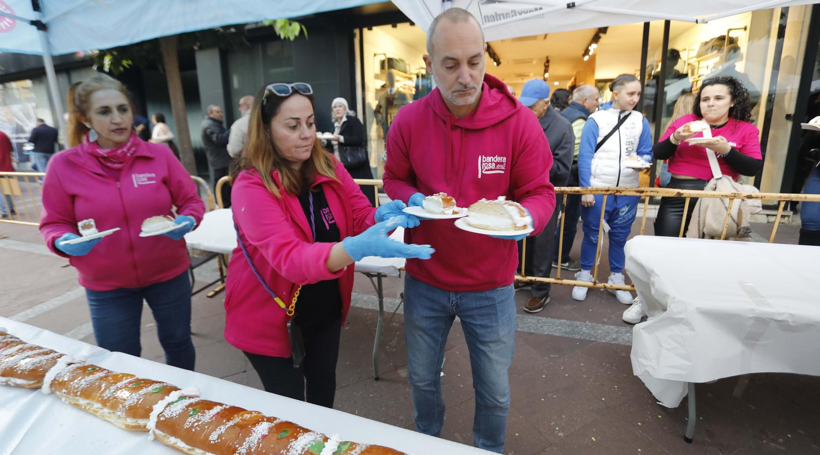Fotos del roscón de Reyes solidario de Apymeal en Algeciras