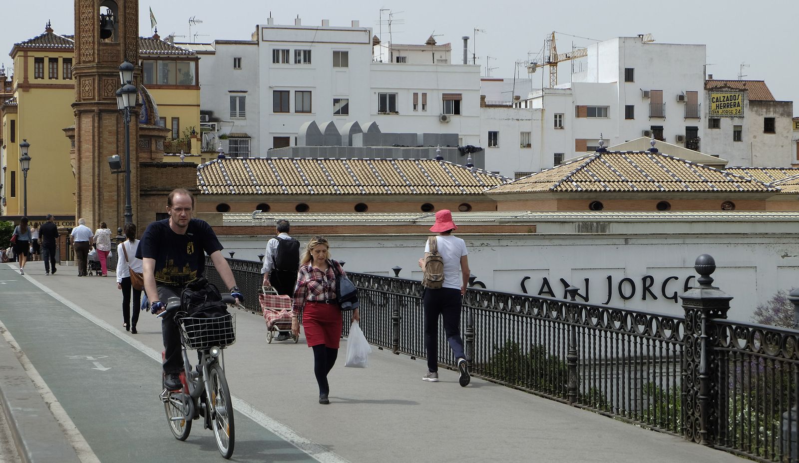 El Mercado de Triana mudará su cubierta para evitar filtraciones de agua.