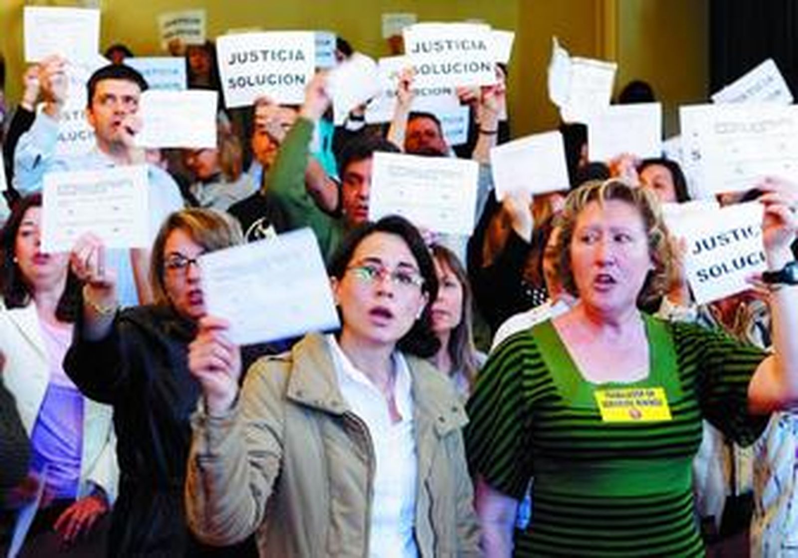 Trabajadores dependientes de la Administración de Justicia protestan por el conflicto laboral que les enfrenta a Fernández Bermejo.