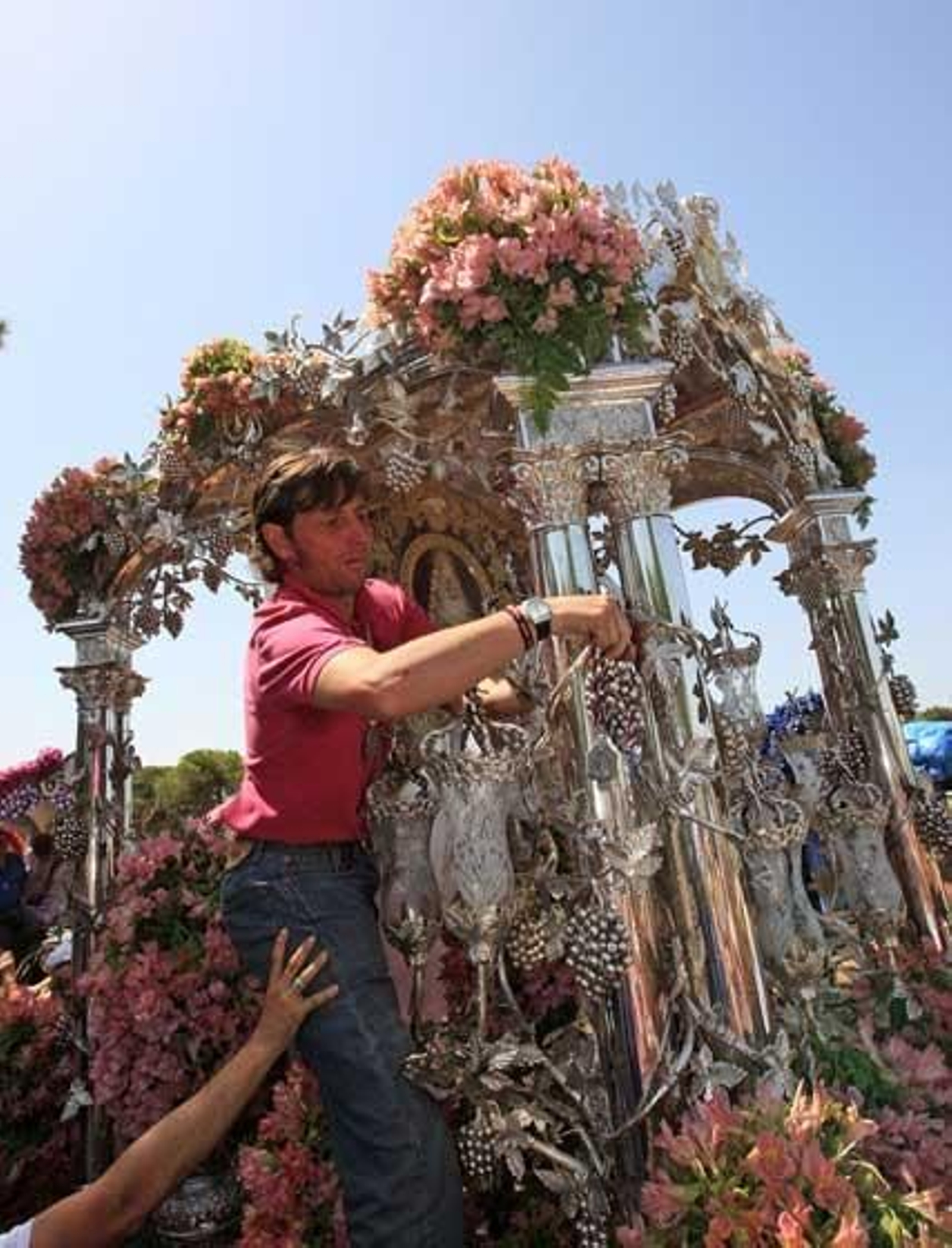 Un momento de los arreglos acometidos ayer viernes en la carreta del Simpecado

Foto: Juan Carlos Toro