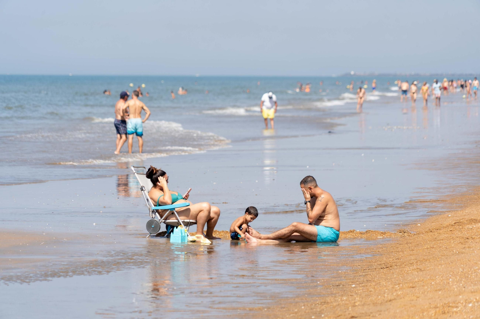 Una mañana de domingo en El Espigón, la playa de Huelva capital.
