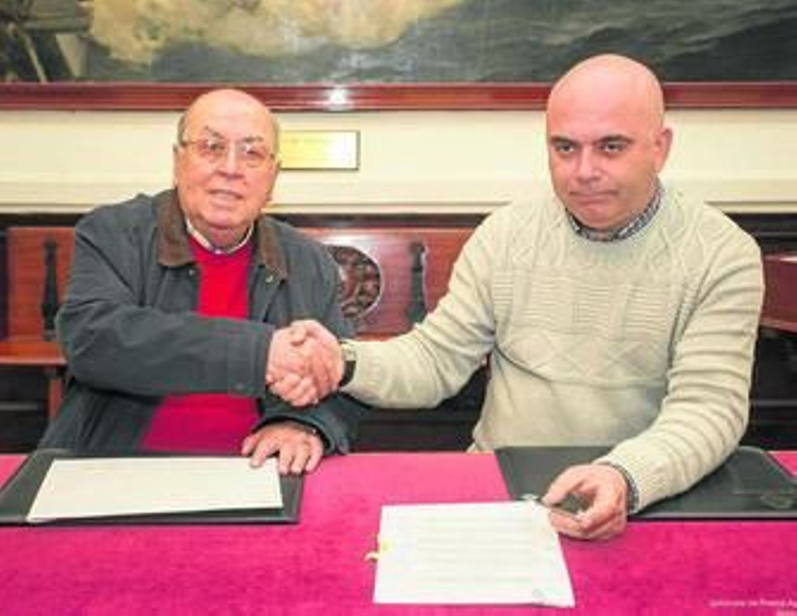 Martín José García y David Navarro, tras la firma del convenio para el apagado del alumbrado público.