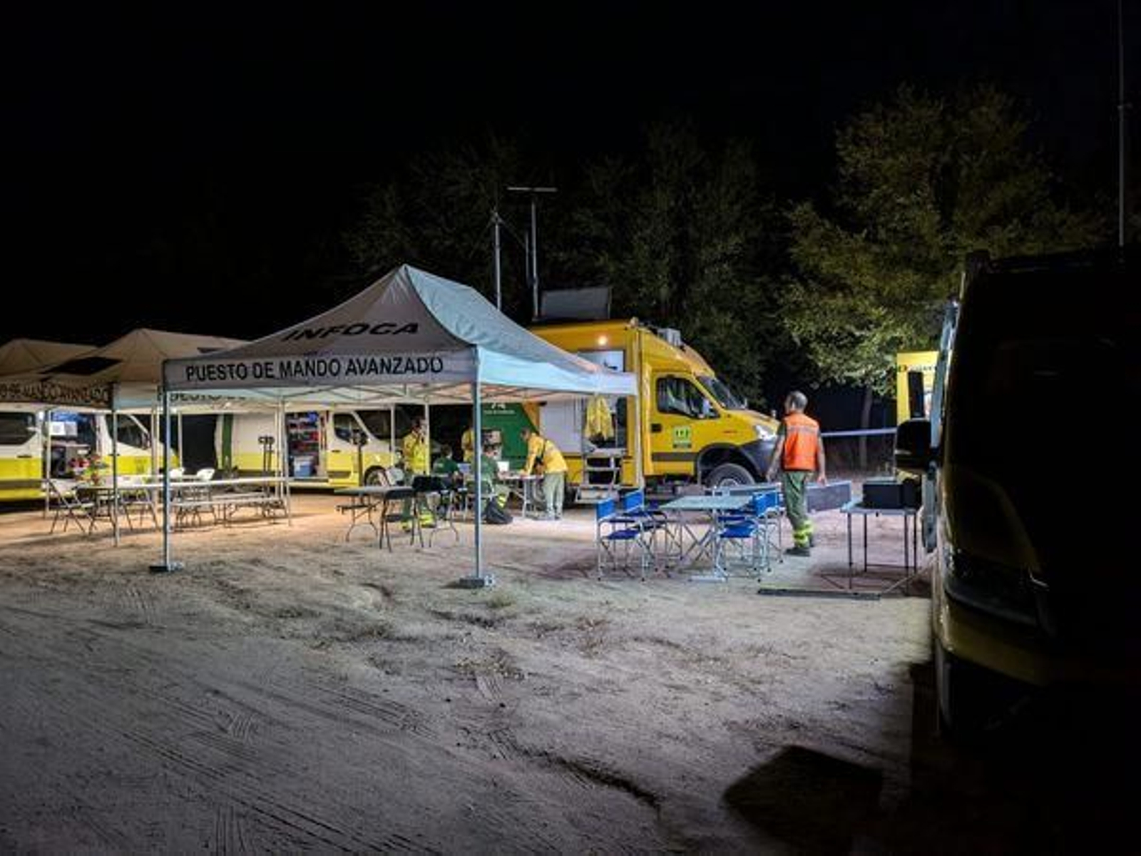 Así es el trabajo de los bomberos y equipos de extinción en el incendio de Andújar, en imágenes