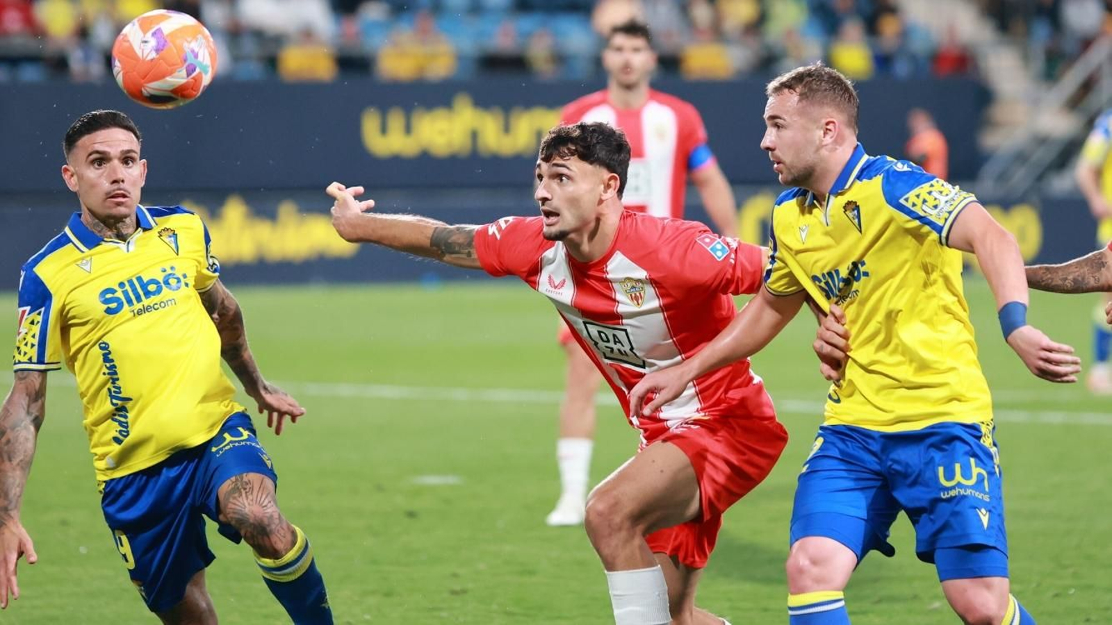 Marc Pubill busca conectar con el balón con la presencia de Ontiveros y Roger.