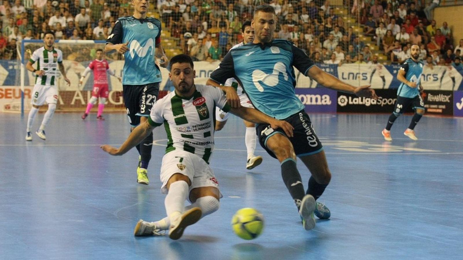 Jesús Rodríguez dispara a portería en pugna con Pito.