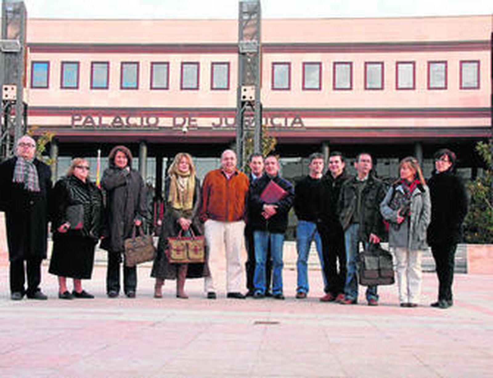 Protesta de los procuradores, ayer, en Ronda.