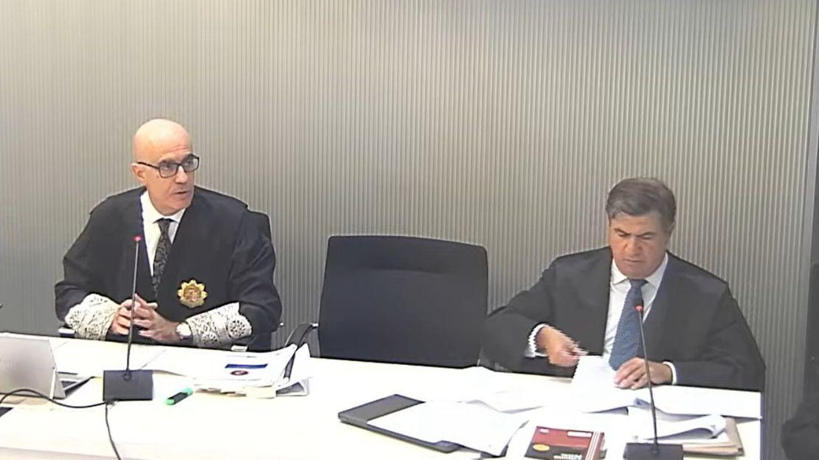 El fiscal y el abogado Manuel Barberá (derecha), ayer, durante el juicio.