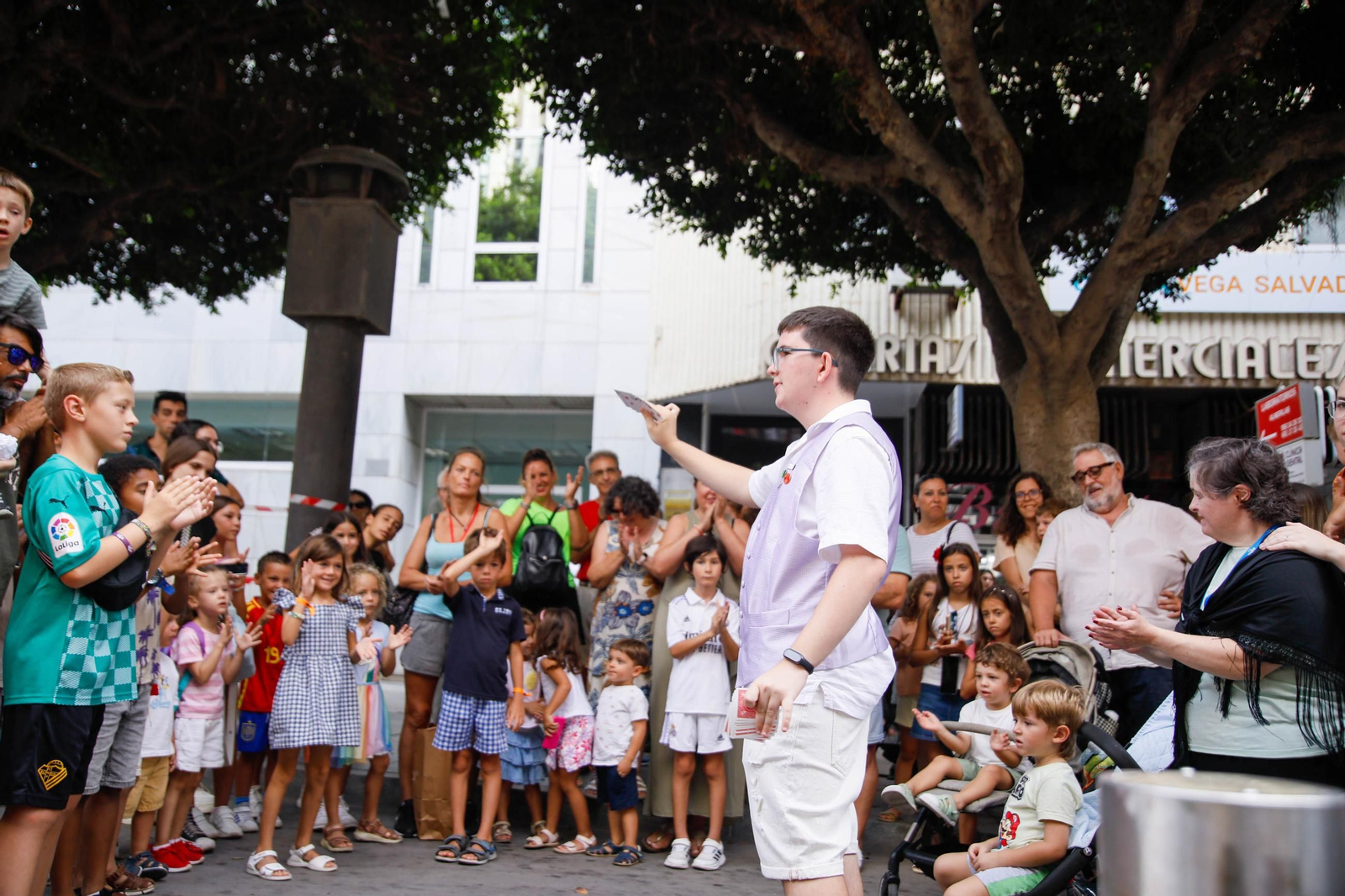 Las mejores imágenes del espectáculo 'Magia en la Calle' en el Paseo de Almería