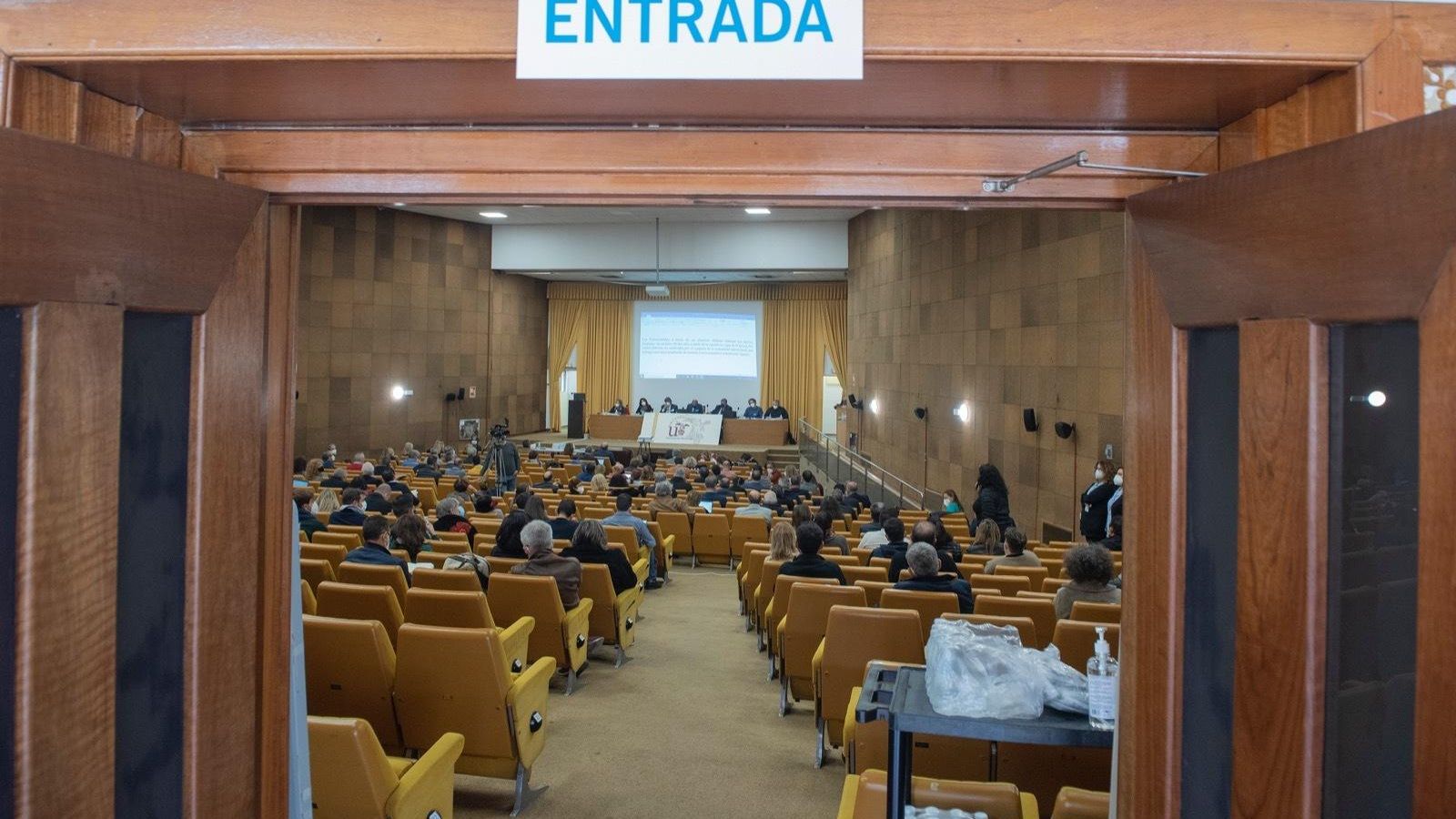 El claustro se ha celebrado en el aula magna de la Facultad de Medicina.
