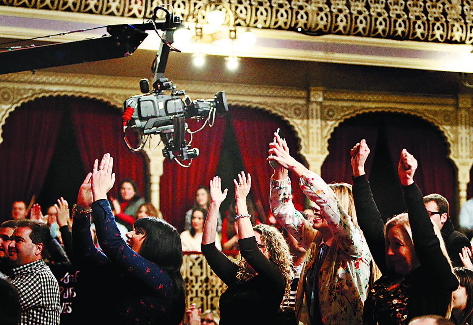 Una cámara de Onda Cádiz, en el Gran Teatro Falla durante el COAC.