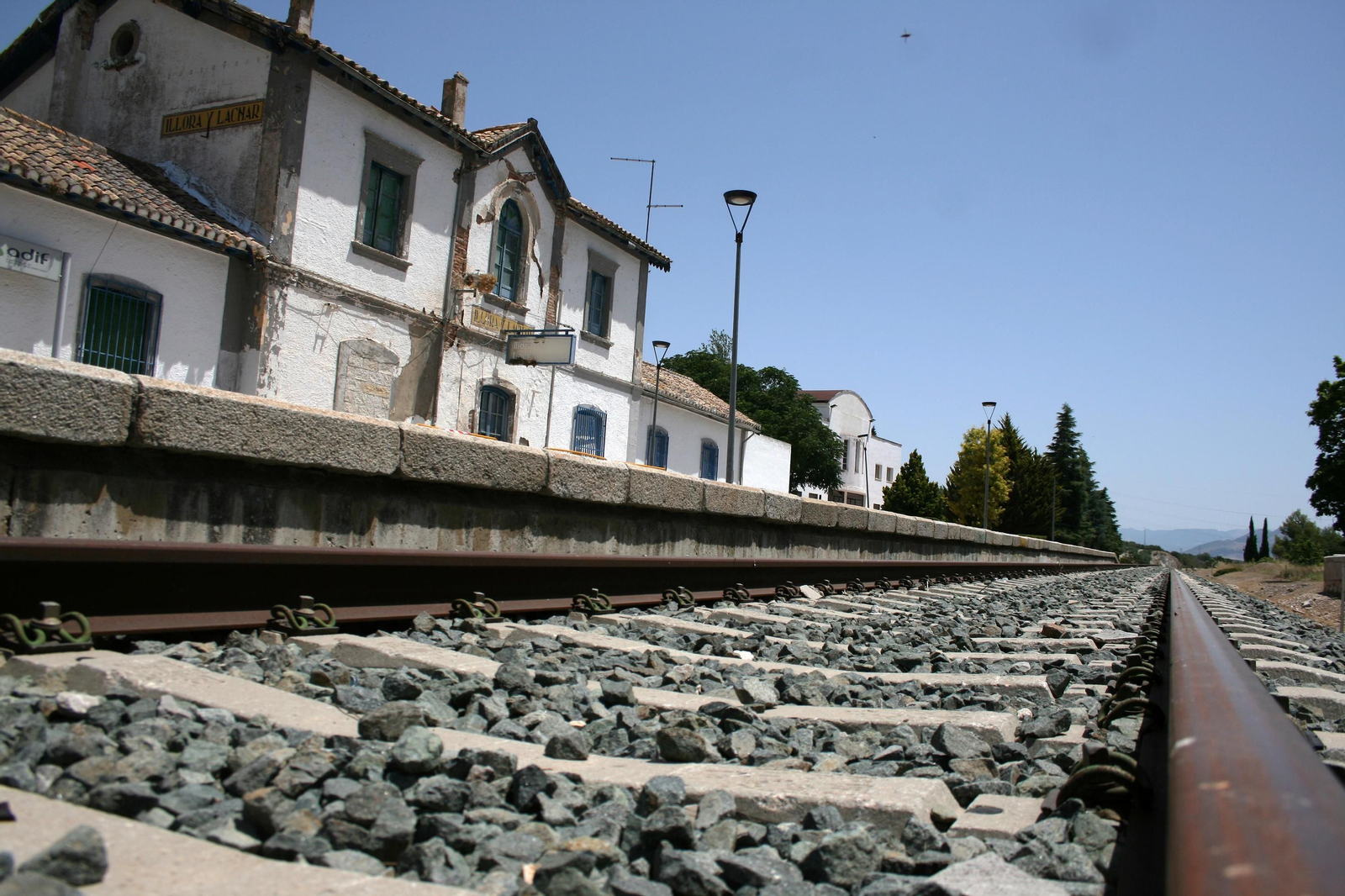 Así está la línea de tren convencional Granada-Bobadilla y algunas estaciones