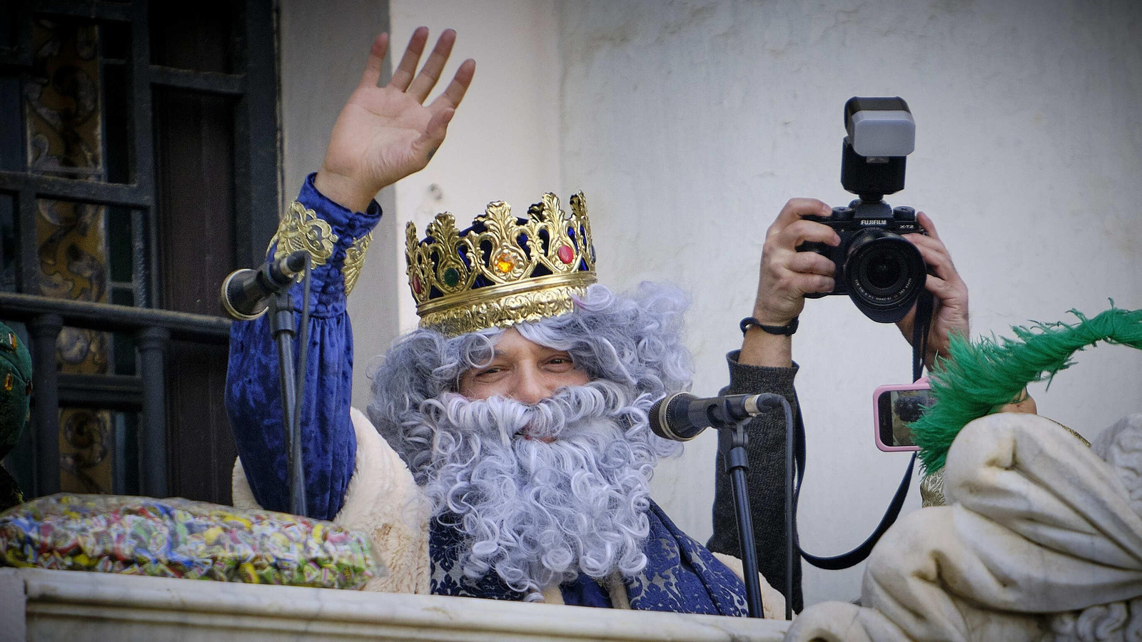 Los Reyes Magos saludan desde el balcón del Ayuntamiento