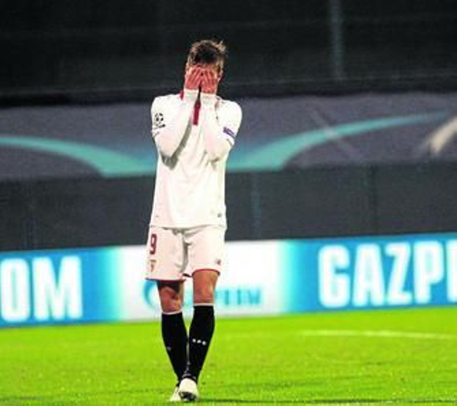 Luciano Vietto se lleva las manos a la cara lamentándose de una gran ocasión perdida.
