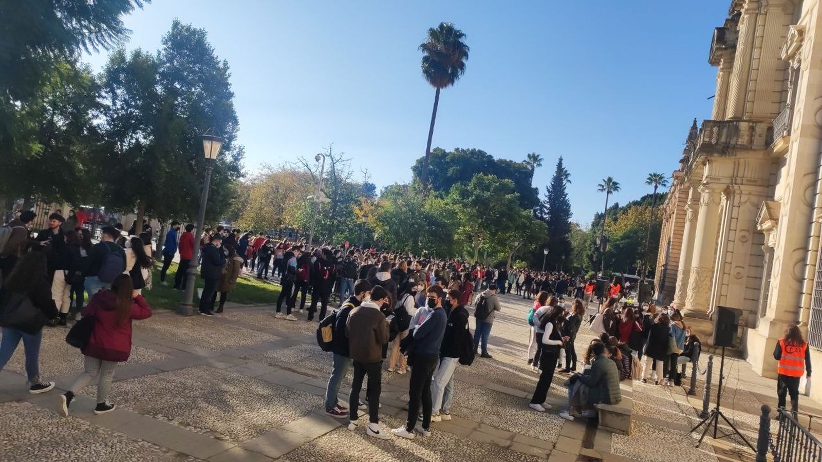 Los estudiantes que han acudido este jueves a la asamblea en el rectorado de la US.