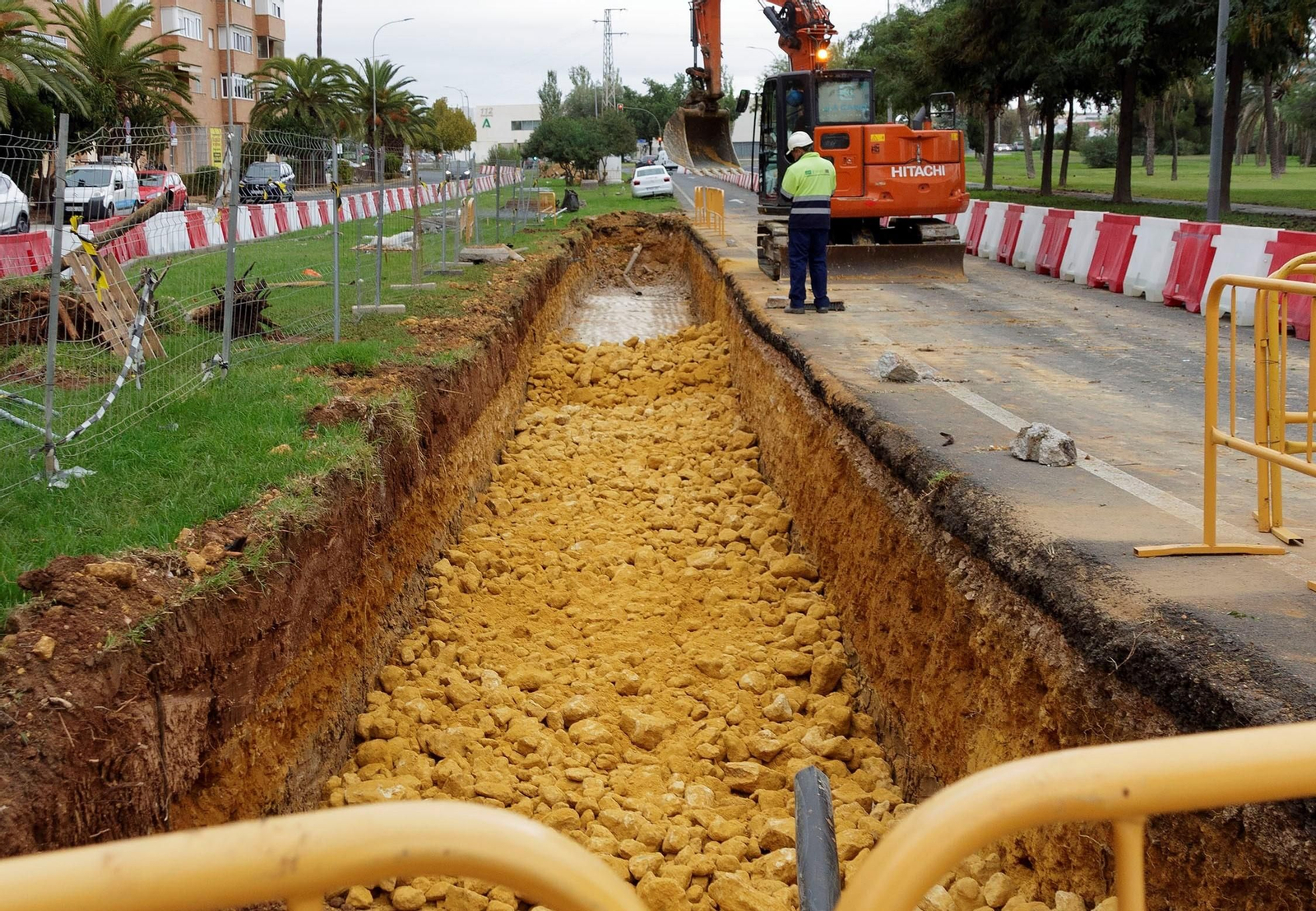 Obras para el tranvibus en la avenida del Deporte en dirección a Torreblanca.