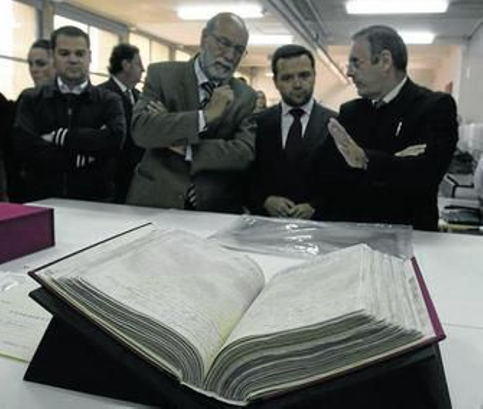 Bernardo Bueno, Francisco Toajas y Román Fernández-Baca, comentan lo que queda del volumen.