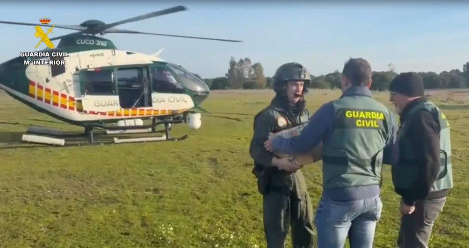 Traslado de las muestras de ADN para su estudio en Madrid por la Guardia Civil este martes.