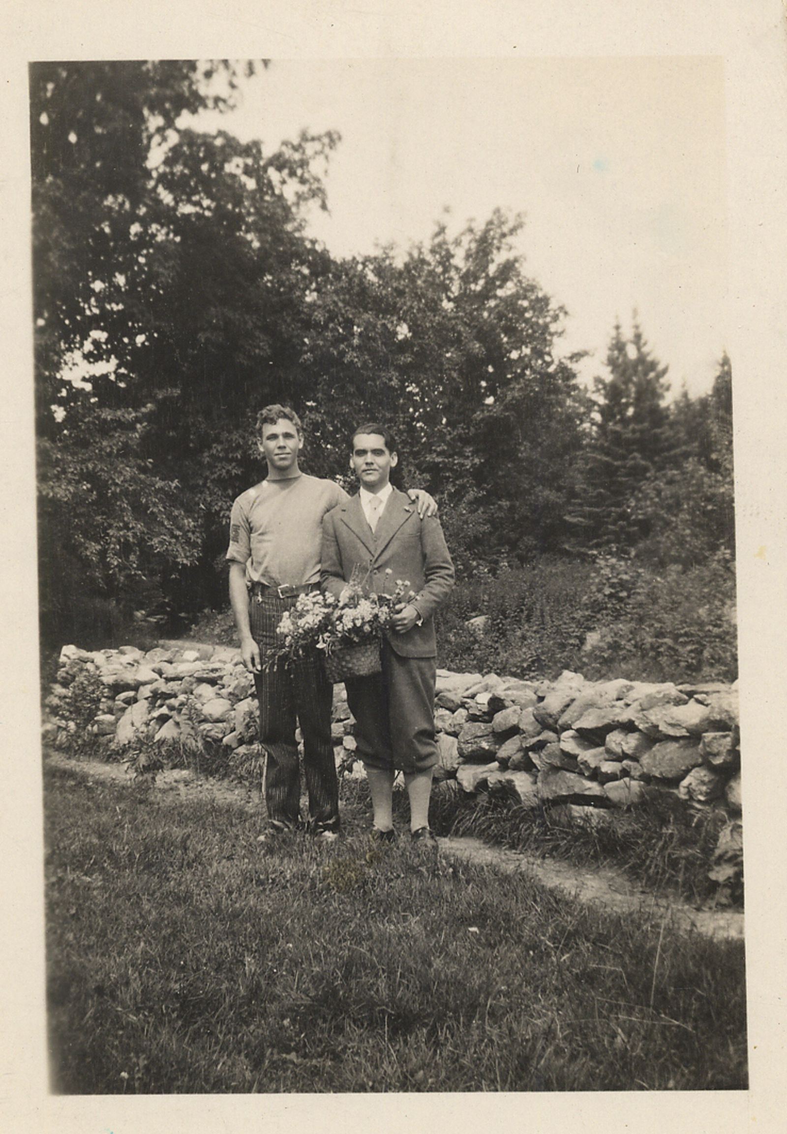 Esta foto del poeta junto a su amigo Philip Cummings en Eden Mills se exhibirá en la muestra.