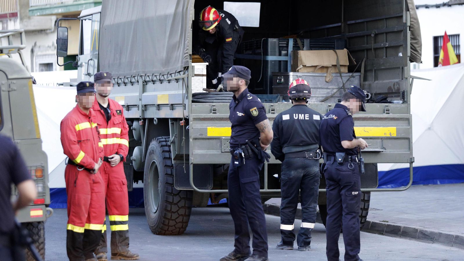Efectivos de la UME y la Policía Nacional durante la intervención