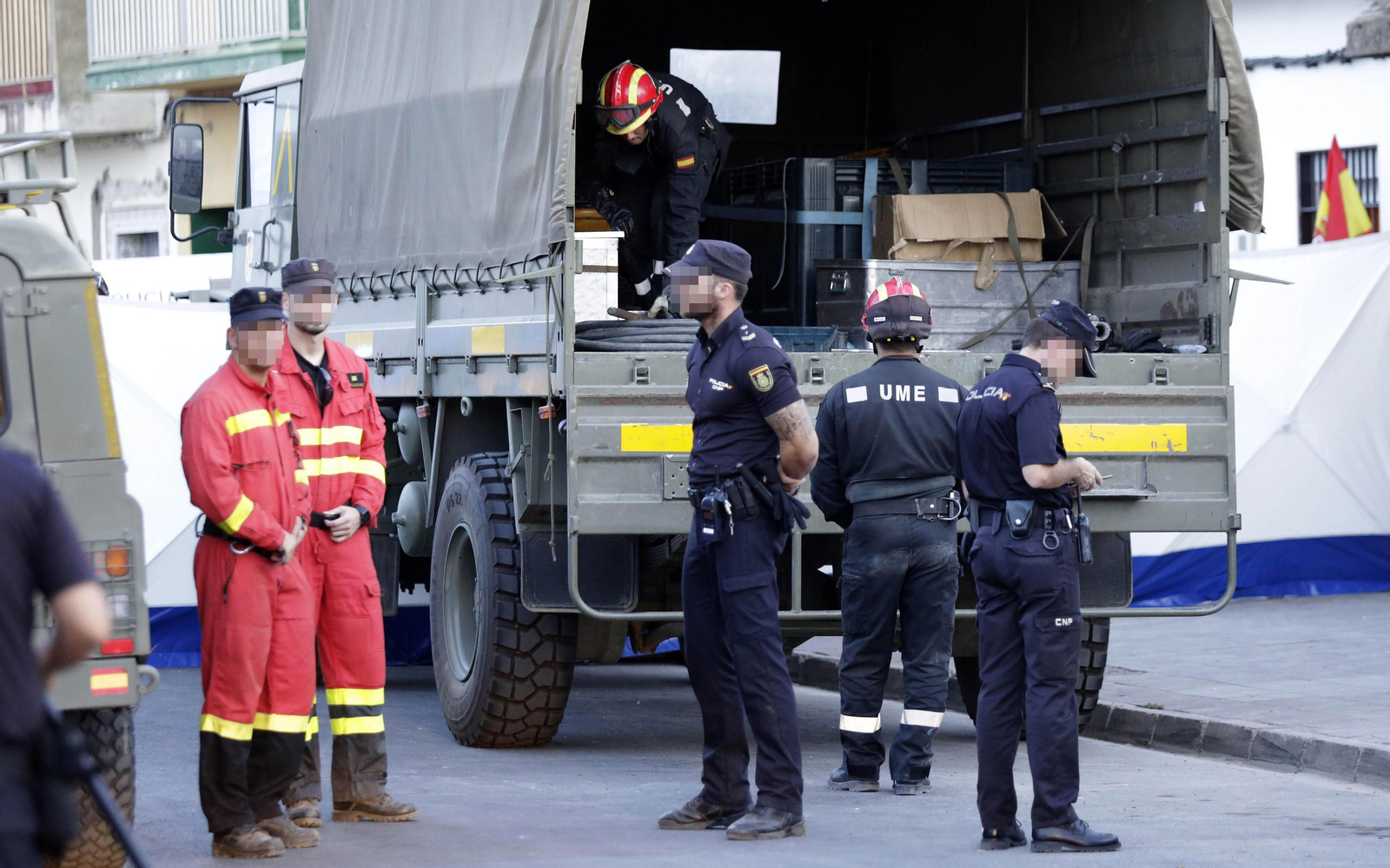 El operativo de búsqueda de los cuerpos en Dos Hermanas