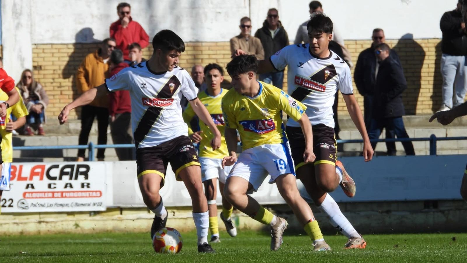 Una acción del encuentro de este domingo.