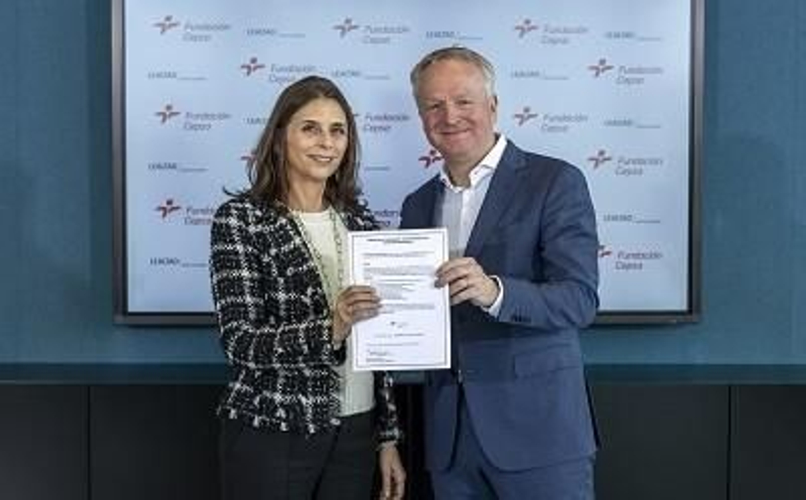 El CEO de la Fundación Cepsa recoge la areditación de Transparencia y Buenas Prácticas de Lealtad Instituciones.